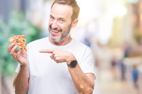 Hoary Senior Mann Mittleren Alters Essen Pizza Scheibe Über Isolierten — Stockfoto