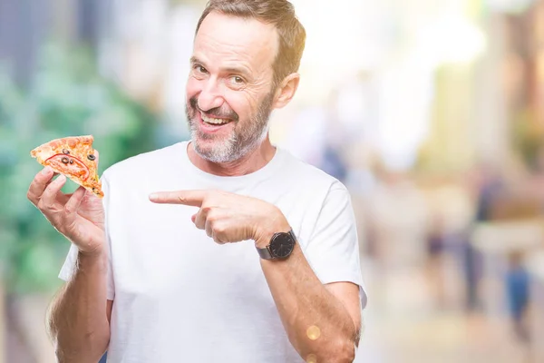 Medelåldern Hoary Senior Mannen Äter Pizza Slice Över Isolerade Bakgrund — Stockfoto