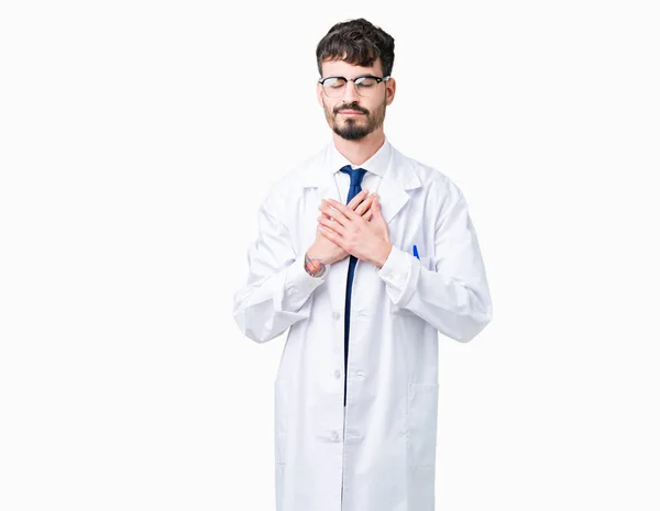 Jovem Cientista Profissional Vestindo Casaco Branco Sobre Fundo Isolado Sorrindo — Fotografia de Stock