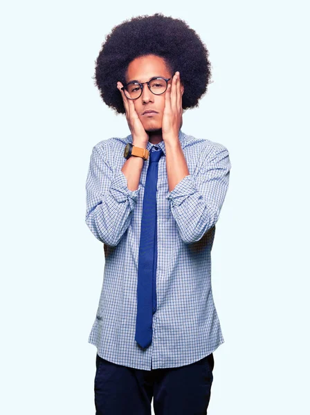 Fiatal Afro Amerikai Üzletember Afro Haj Visel Szemüveget Fáradt Kezében — Stock Fotó