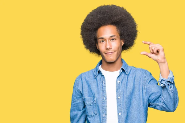 Jonge Afro Amerikaanse Man Met Afro Haar Glimlachen Vertrouwen Gebaren — Stockfoto