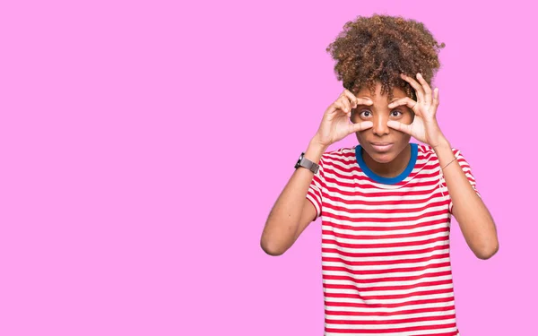 Linda Jovem Afro Americana Sobre Fundo Isolado Tentando Abrir Olhos — Fotografia de Stock