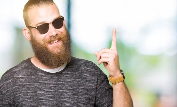 Homem Jovem Hipster Usando Óculos Sol Apontando Dedo Para Cima — Fotografia de Stock