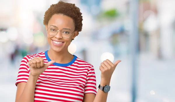 Hermosa Mujer Afroamericana Joven Con Gafas Sobre Fondo Aislado Señalando — Foto de Stock