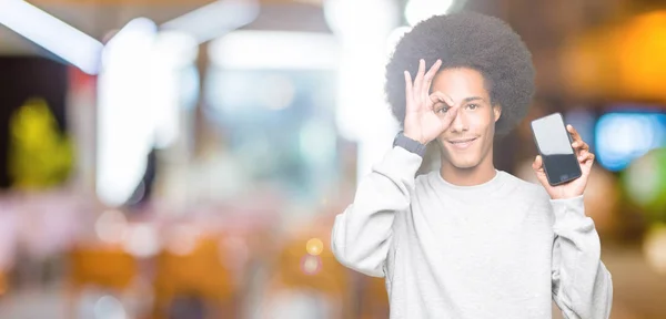 Mladý Americký Muž Afro Vlasy Ukazuje Displej Smartphonu Šťastný Obličej — Stock fotografie