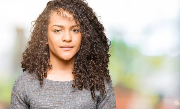 Giovane Bella Donna Con Capelli Ricci Indossa Maglione Grigio Mani — Foto Stock