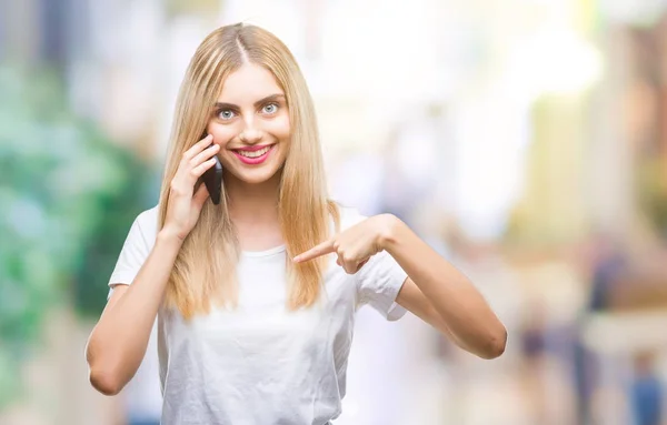 Joven Hermosa Mujer Rubia Hablando Con Teléfono Inteligente Sobre Fondo — Foto de Stock