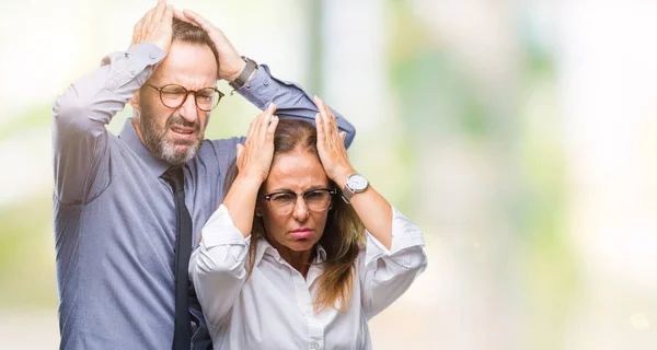 恋ので必死と強調した頭痛に苦しんで孤立の背景に眼鏡中年ヒスパニック系カップルの痛みと片頭痛 頭に手 — ストック写真