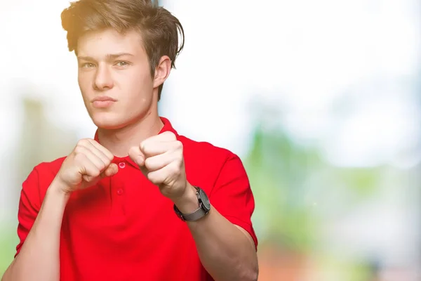 Jonge Knappe Man Met Rode Shirt Geïsoleerde Achtergrond Stans Vuist — Stockfoto