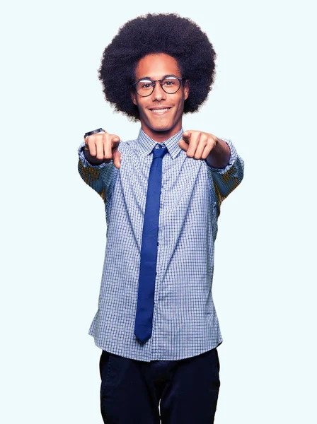 Jovem Homem Negócios Afro Americano Com Cabelo Afro Usando Óculos — Fotografia de Stock