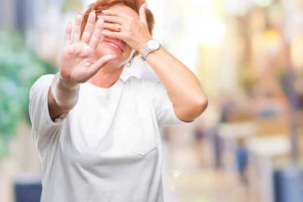 Atractiva Mujer Pelirroja Caucásica Mayor Sobre Fondo Aislado Cubriendo Los —  Fotos de Stock