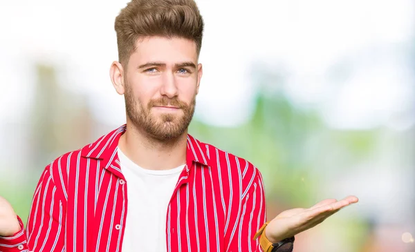 Joven Hombre Guapo Con Camisa Roja Expresión Despistada Confusa Con — Foto de Stock