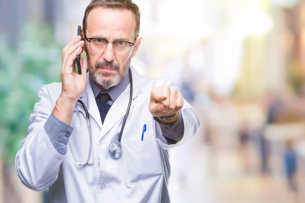 Mezza Età Anziano Hoary Medico Uomo Parlando Smartphone Sfondo Isolato — Foto Stock