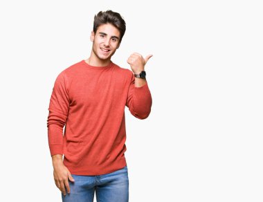 Yakışıklı delikanlı arıyor ve başparmak yanında yukarıyı mutlu yüz ile gülümseyen izole arka plan üzerinde.