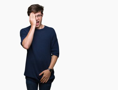 El yüz ve sürpriz duygu kendinden emin gülümseme ile tek gözüyle kapsayan izole arka plan üzerinde gözlük takan genç yakışıklı adam.