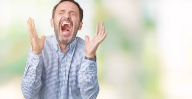 Yakışıklı orta kızgın ve silah ile başarı için deli kutluyor izole arka plan üzerinde zarif komuta sizde kaldırdı ve heyecanlı çığlık gözleri kapalı yaş. Kazanan kavramı