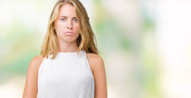 Güzel genç zarif kadın üzerinde izole arka plan şüpheci ve sinir, çatık sorunu nedeniyle üzgün. Negatif kişi.