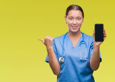 Smarpthone işaret ve başparmak kadar mutlu yüz gülümseyen tarafı ile gösteren izole arka plan üzerinde gösterilen Genç beyaz doktor kadın