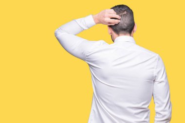 İzole arka plan geriye düşünme hakkında şüphe ile baş taraftan üzerinde gözlük takan genç yakışıklı iş adamı