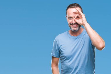 Orta yaş ağarmış komuta sizde gülümseyen, parmakları ile mutlu yüz üzerinden seyir göz el ile ok jest yapıyor izole arka plan üzerinde.