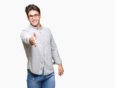 Tebrik ve davet edici dostu sunan karşılıklı gülümseyen izole arka plan üzerinde gözlük takan yakışıklı delikanlı. Başarılı iş.