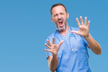 Üzerinde tıbbi üniforma giyen orta yaş ağarmış kıdemli Doktor adam arka plan korkuyor ve korku ifade dur hareketi el ile ile dehşete şokta bağırarak izole. Panik kavramı.