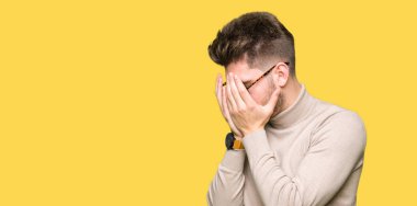 Üzgün ifade yüz eller ile ağlayarak süre kapsayan ile gözlüklü genç yakışıklı iş adamı. Depresyon kavramı.