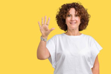 Gösterilen arka plan üzerinde beyaz t-shirt giyen kadın güzel orta ager kıdemli izole ve parmakları ile işaret kendinden emin ve mutlu gülümseyerek süre beş numara.