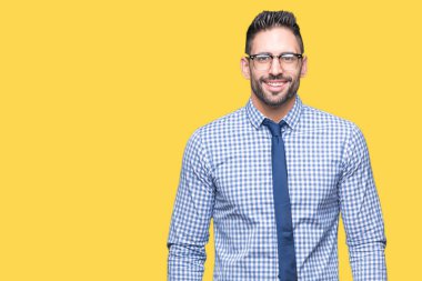 Yüzünde mutlu ve güzel bir gülümseme ile izole arka plan üzerinde gözlük takan genç iş adamı. Şanslı kişi.