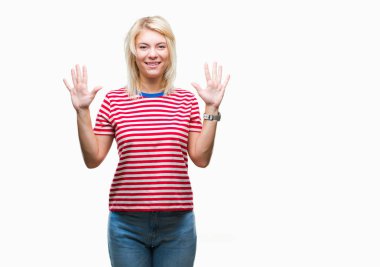 Genç güzel sarışın kadın gösterilen ve parmakları ile işaret izole arka plan yüzünden kendinden emin ve mutlu gülümseyerek süre on numara.