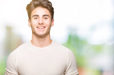 Yakışıklı delikanlı yüzünde mutlu ve güzel bir gülümseme ile izole arka plan üzerinde. Şanslı kişi.