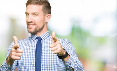 Yakışıklı iş adamı için fotoğraf makinesi ile mutlu ve komik yüz parmakları işaret kravat takıyor. İyi enerji ve vibes.