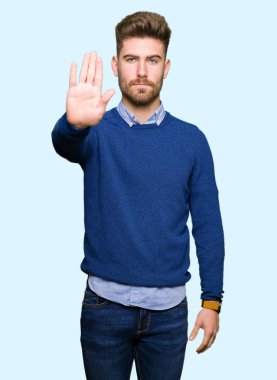 Elin avuç durağı şarkı yapan genç yakışıklı bussines erkek. Negatif ve ciddi bir jest yüz ifadesiyle uyarı.