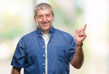 Kameraya bakarak yan el ve parmak ile işaret eden yakışıklı komuta sizde yüzünde kocaman bir gülümseme ile izole arka plan üzerinde.