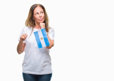 Arjantin bayrağı tutan orta yaş İspanyol kadın arka plan ciddi bir yüz düşünme hakkında soru, çok karışık fikir izole