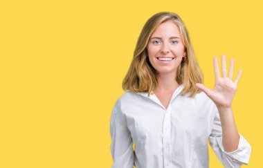 Güzel genç iş kadını gösterilen ve parmakları ile işaret izole arka plan üzerinde beş kendinden emin ve mutlu gülümseyerek iken numara.