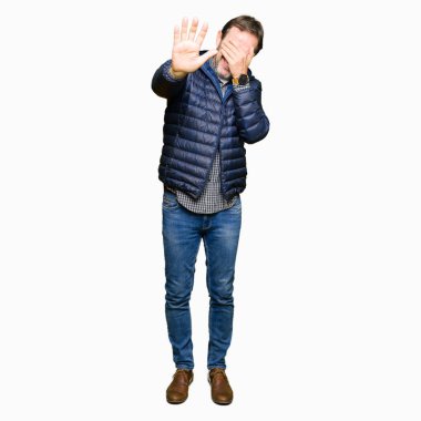 Orta giyen yakışıklı adam kış elleriyle gözlerini kapsayan kat ve stop jest ile acı ve korku yaş ifade. Utandım ve negatif kavramı.