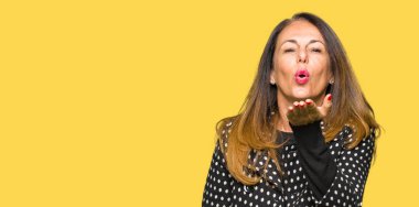 Güzel ve seksi olan hava el ile bir öpücük üfleme kamera bakıyor moda ceket giyen harika orta yaş kadın. Aşk ifadesi.