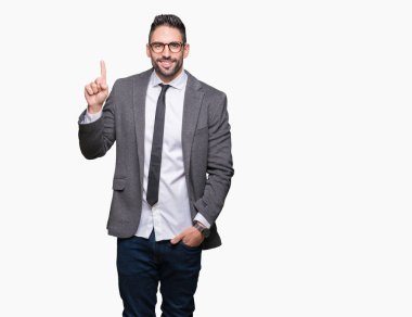 Genç yakışıklı iş adamı ve parmak gülümseyen süre bir numara ile kendinden emin ve mutlu yukarıyı gösteren izole arka plan üzerinde.