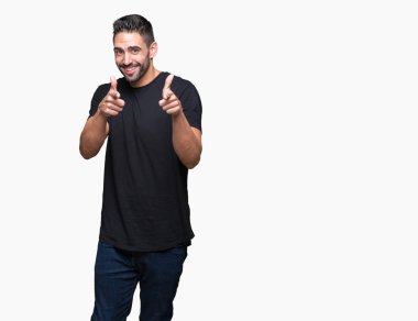 Yakışıklı delikanlı için fotoğraf makinesi ile mutlu ve komik yüz parmakları işaret izole arka plan üzerinde. İyi enerji ve vibes.