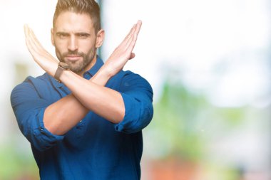 Genç yakışıklı adam izole arka plan ret ifade geçiş silah eksi işareti, kızgın surat yapıyor