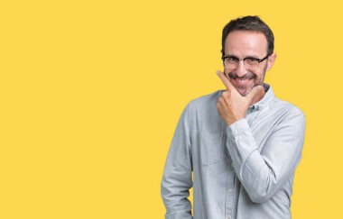 Emin çapraz kollar ve çeneme kaldırdı el ile gülümseme ile kameraya bakarak izole arka plan üzerinde gözlük takan yakışıklı orta yaş zarif komuta sizde. Pozitif düşünce.