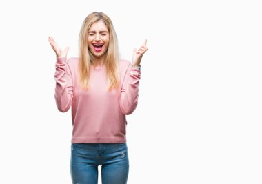 Arka plan deli kutlayan pembe kış kazak üzerinde giyen genç güzel sarışın kadın izole ve crazy arms ile başarı için kaldırdı ve heyecanlı çığlık gözler kapalı. Kazanan kavramı