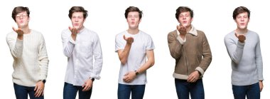 Kolaj bir öpücük el ile güzel ve seksi olmak hava üfleme kamera bakıyor beyaz izole arka plan üzerinde genç adam. Aşk ifade.