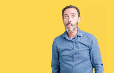 Yakışıklı orta yaş izole arka plan yapma balık yüzüne dudaklı, çılgın ve komik bir jest zarif komuta sizde. Komik ifade.