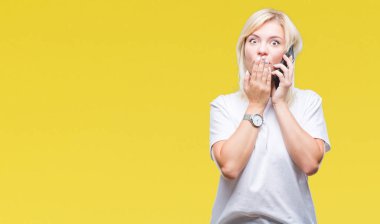 Hata, korku, sessizlik içinde gizli kavramı korkmuş ifade için utanç ile arama ve Smartphone'da izole arka kapak ağız el ile üzerinden konuşmak genç güzel sarışın kadın şok