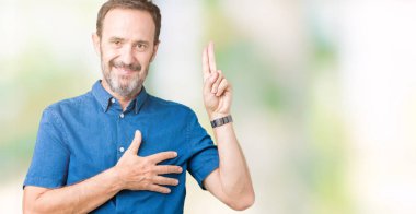 Yakışıklı orta yaş zarif komuta sizde izole üzerinde arka plan Swearing göğüs ve parmaklar, el ile bir sadakat sözü yemin yapma