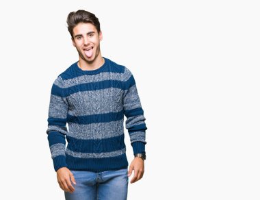 Yakışıklı delikanlı dilini izole arka plan üzerinde out komik ifade ile mutlu. Duygu kavramı.