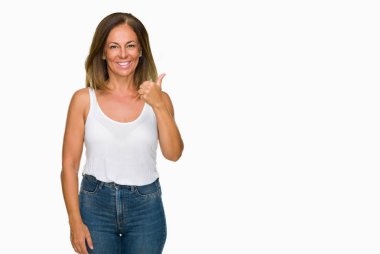 Rahat güzel orta yaş yetişkin kadın hareketi el ile mutlu yaşasın yapıyor izole arka plan yüzünden. Kameraya bakarak başarı gösteren ile ifade onaylama.