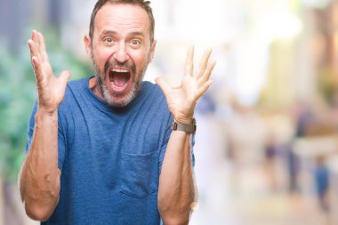 Orta yaş ağarmış üst düzey adam deli kutluyor arka plan izole ve başarı için kaldırdı kollarını açarak hayrete ve heyecanlı çığlık gözleri açık. Kazanan kavramı